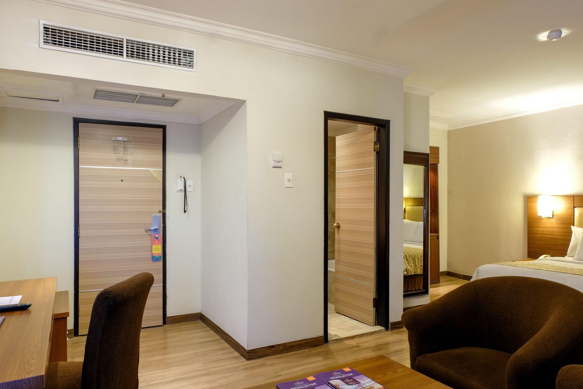Almadera Hotel Makassar Dış mekan fotoğraf