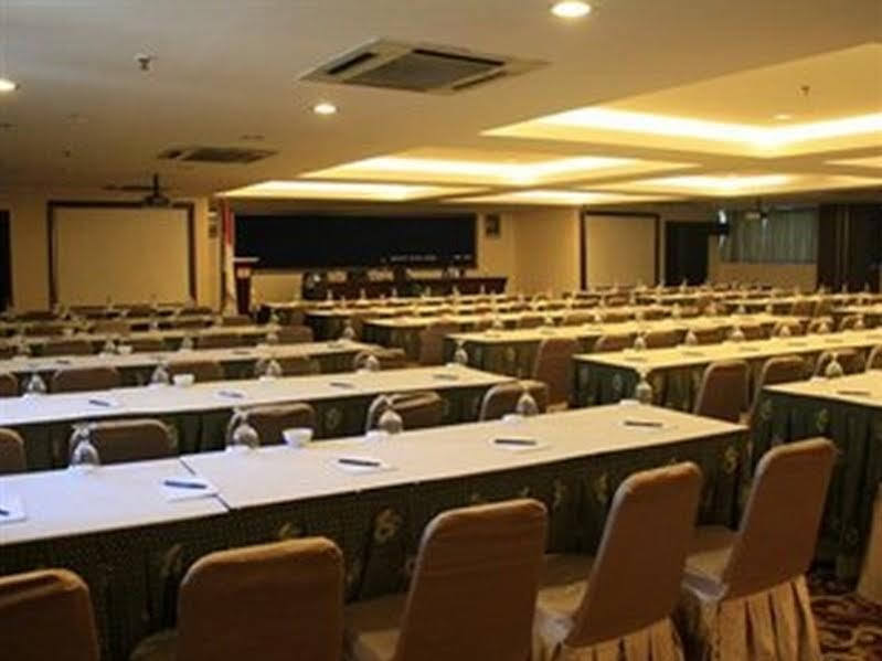 Almadera Hotel Makassar Dış mekan fotoğraf