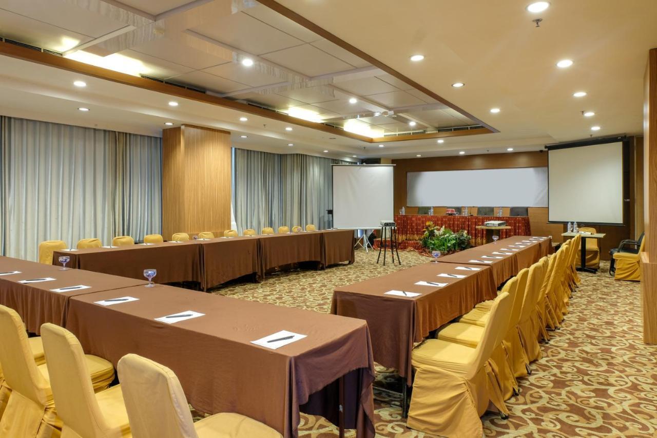 Almadera Hotel Makassar Dış mekan fotoğraf